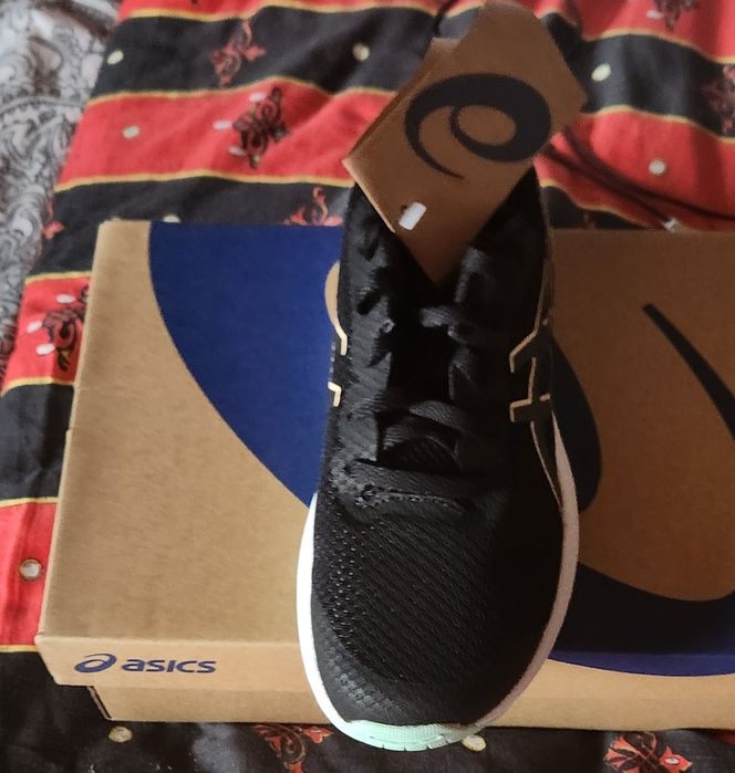 Vand adidasi asics doua marimi 35,5 si negri 35