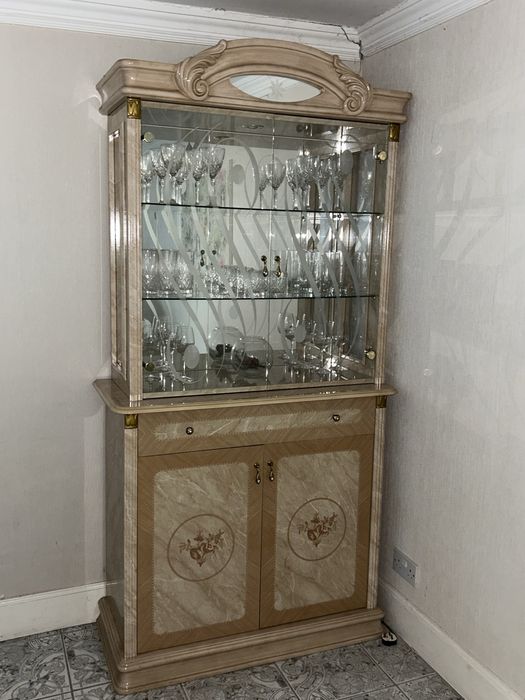 Mobilier , Canapea tip Pat la desfacere , 2 fotolii , Vitrina cu Led ,
