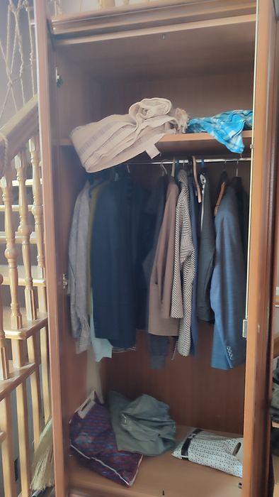 Шкаф. Дерево. Состояние очень хорошее.