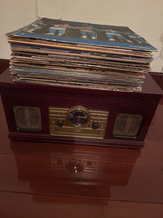 Pachet complet Retro: Pickup / Sistem audio vintage (CD, Radio, AUX) + 31 Discuri Vinil