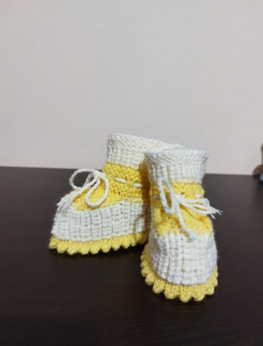 Ръчно плетени бебешки терлички и жилетки