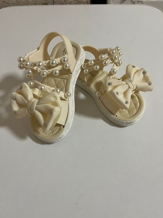 Продам детские сандали для девочки