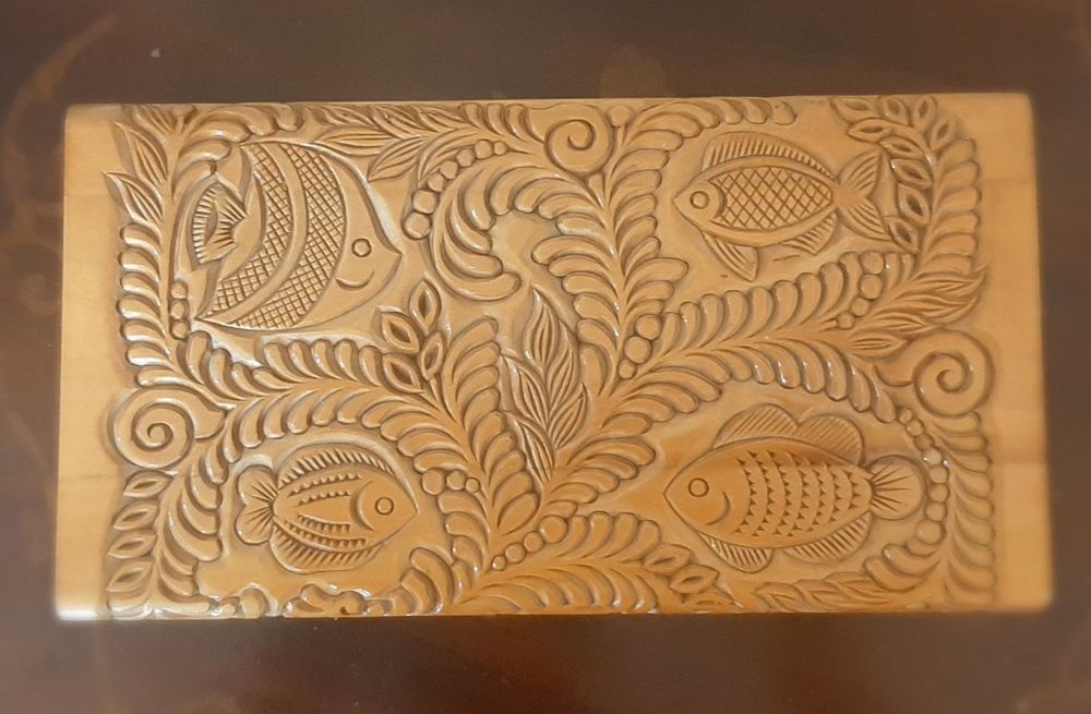 Дървена кутия с дърворезба
