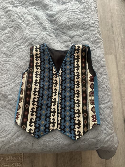 Продам жилетку с казахским орнаментом.