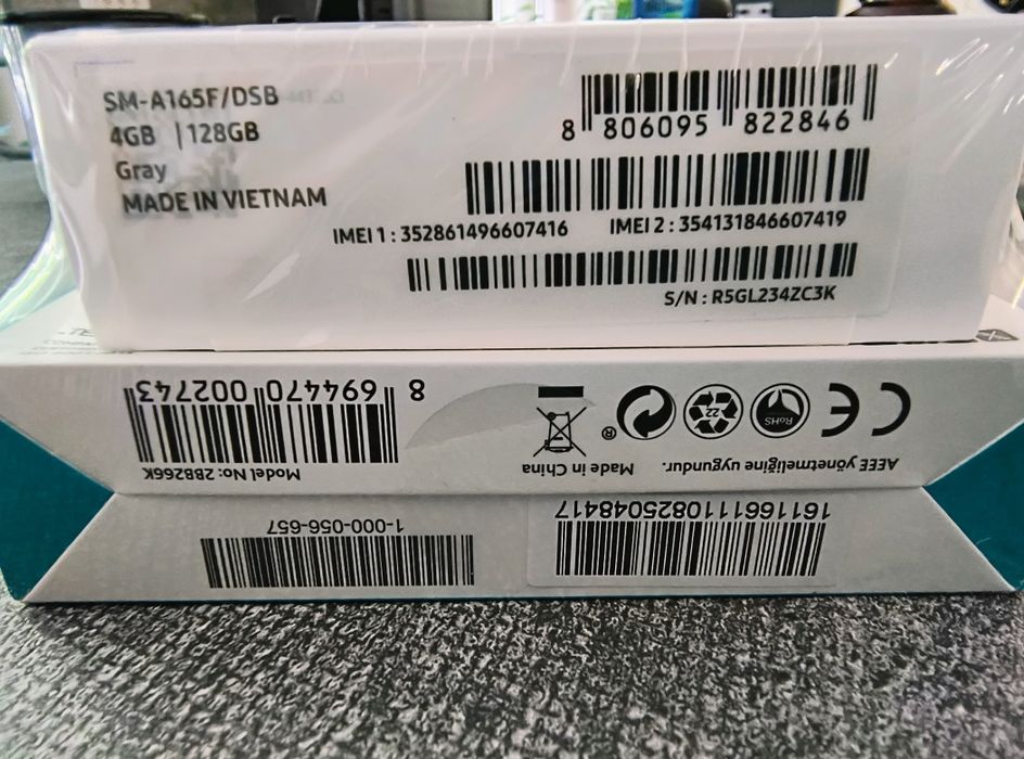 Samsung Galaxy A16 с преносимо зарядно.