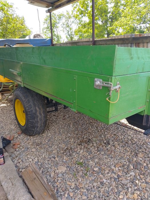 Remorcă agricolă pe o axă