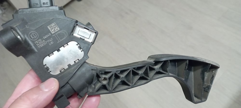 Педаль акселиратора, газа