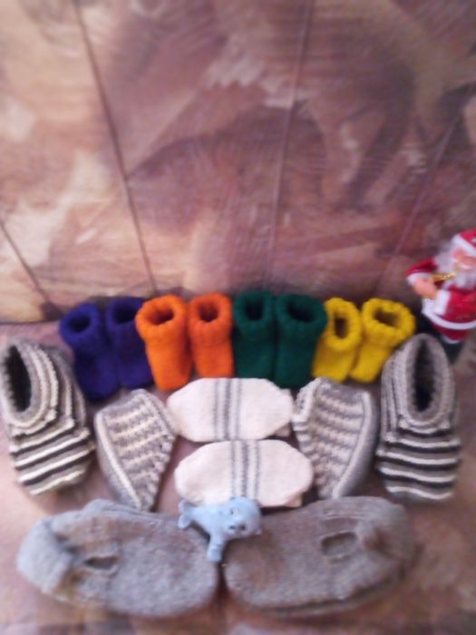 Вълнени плетени чорапи  с тройна нишка на конеца–5 €.