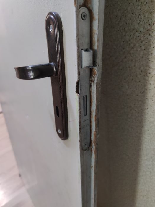 Стара интериорна плътна врата бес каса