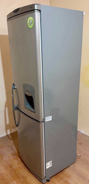 Продава се хладилник LG