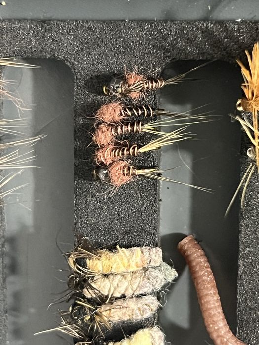 Ръчно изработени мухи и нимфи за риболов на пъстърва и кефал