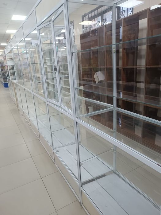 Продам б/у торговое оборудование (витрины)