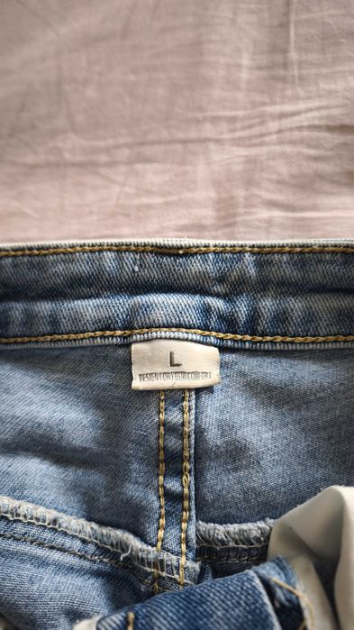 Къси панталони с изрязан ефект на талията и синджир Л