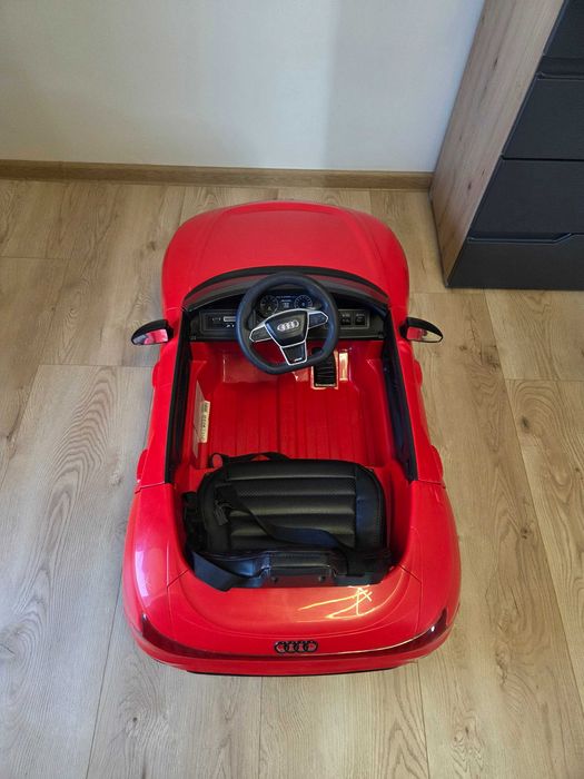 Продавам акумулаторна кола Audi RS E-TRON 12V