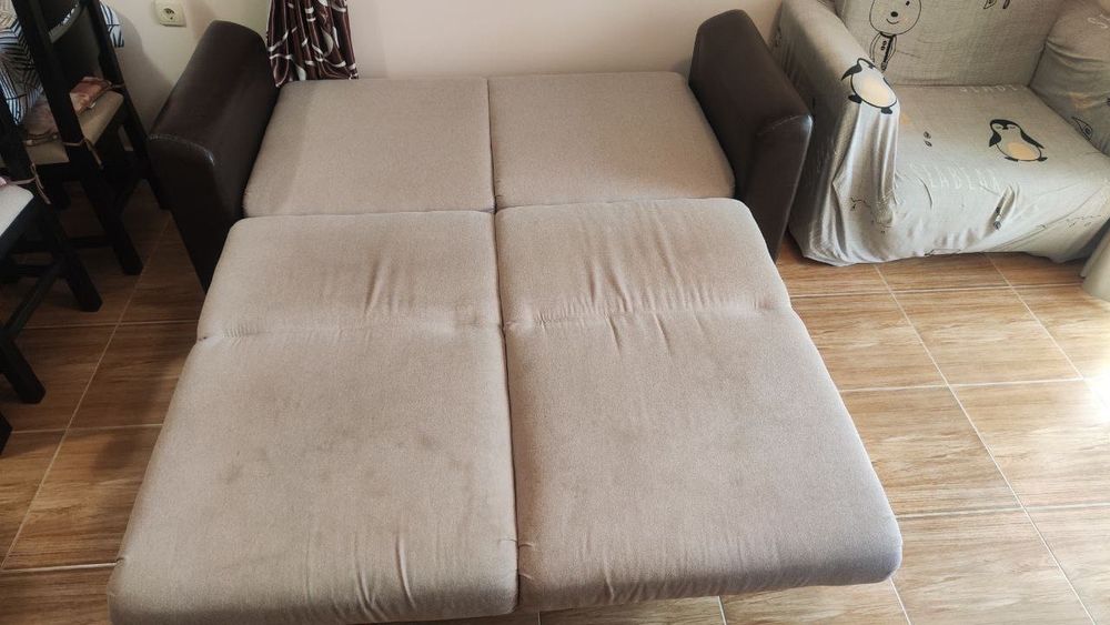 Диван и фотьойл. Всичко е наред, дивана и фотьойла са сгъваеми.