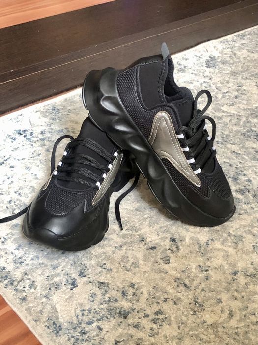 Кроссовки черные