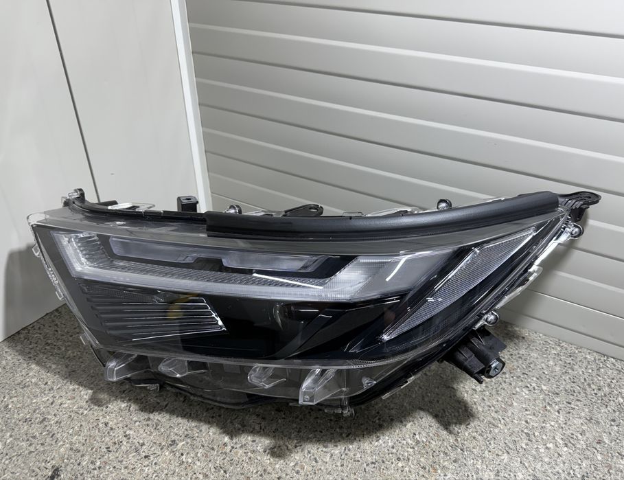 Far stânga Toyota Rav 4 facelift full led