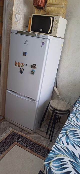 Кухонный гарнитур, холодильник, диван