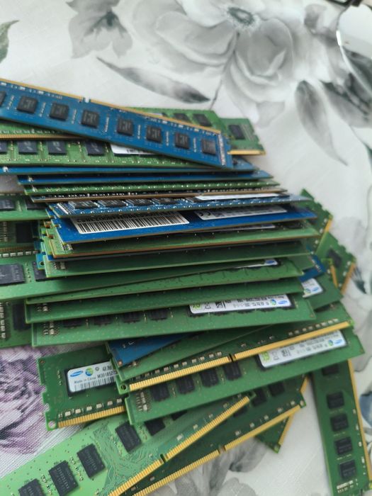 Vind memorie rami 4gb DDR3 diferite mărci 35 ron buc