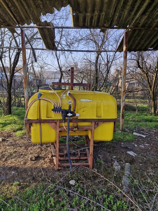 Vând tot ce se vede, doua semanatori si instalatia de erbicidat!