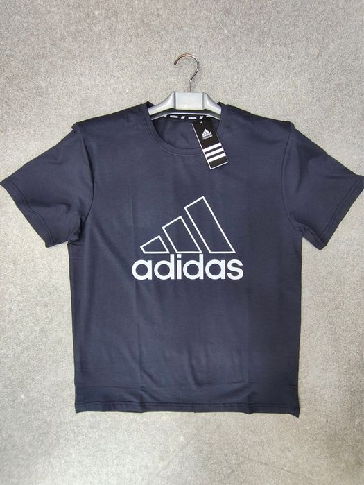 Спортивные футболки Adidas.