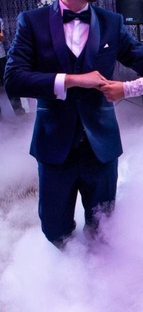 Costum ocazie mire smocking albastru marime 48 impecabil + 2 camasi albe si papion