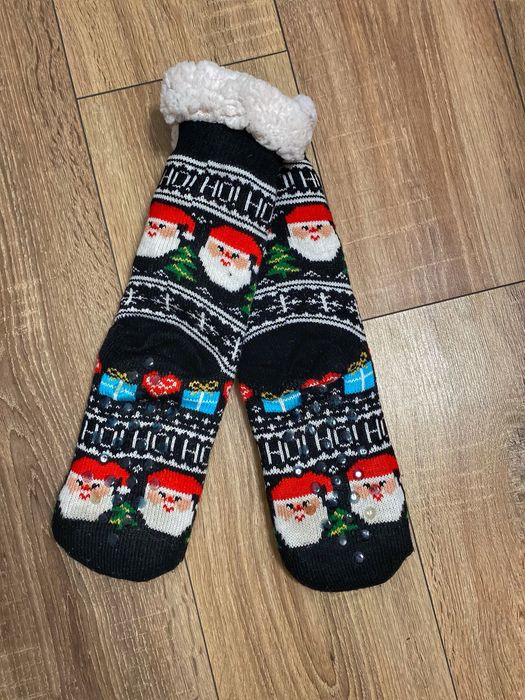 Sosete groase si imblanite cu talpă antiderapantă model Moș Crăciun