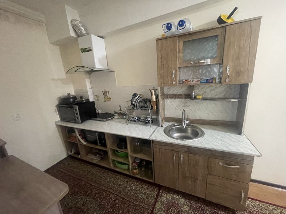 Продаю кухонную мебел со столами стули 4 штуки