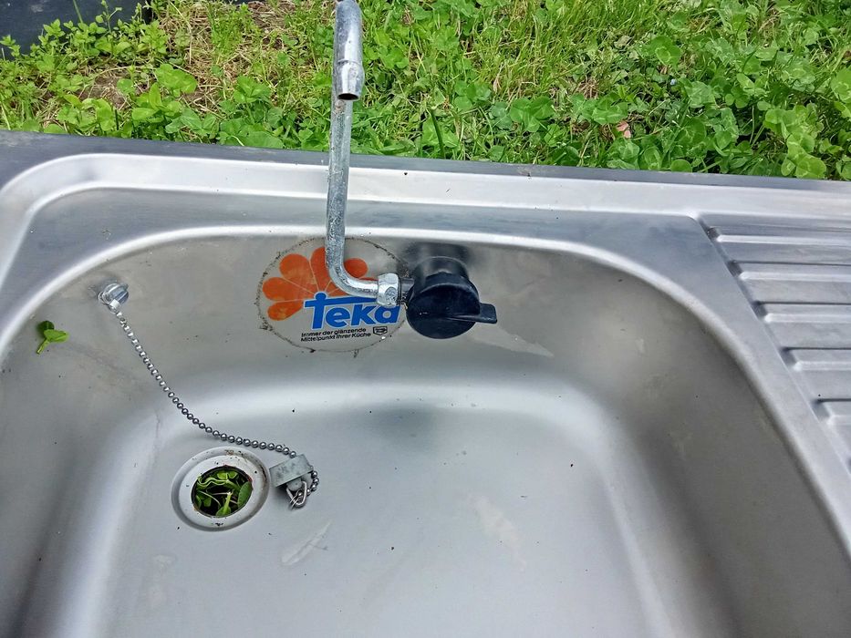 Плот мивка за каравана с три газови котлона - 50 евро.