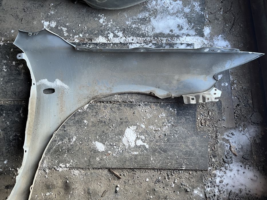 Продам крыло мазда