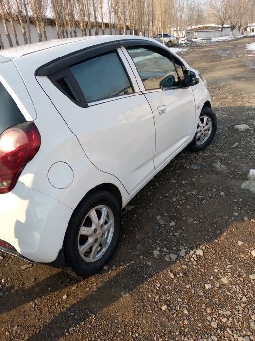 Spark 2012 yil rangi oq