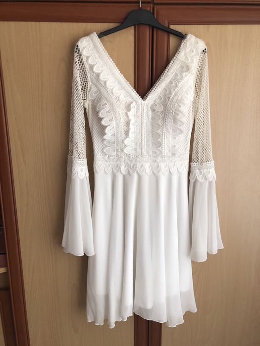 Елегантна бяла рокля