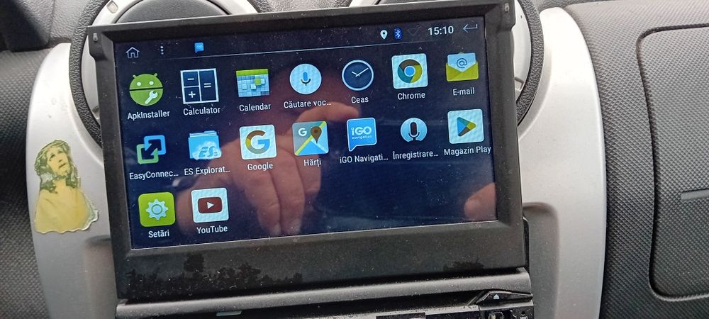Casetofon cu ecran retractabil.