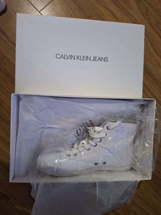 Tenesi Calvin Klein nou