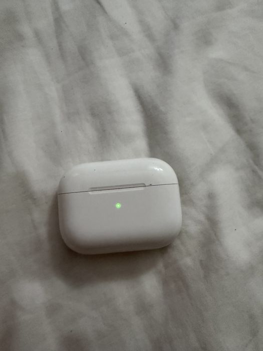 Продам наушники airpods