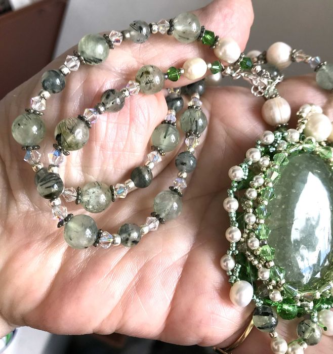 Colier si cercei handmade cu peridot caboson, peridot marele, perle naturale mari ,perle  Swarovski mici.argint