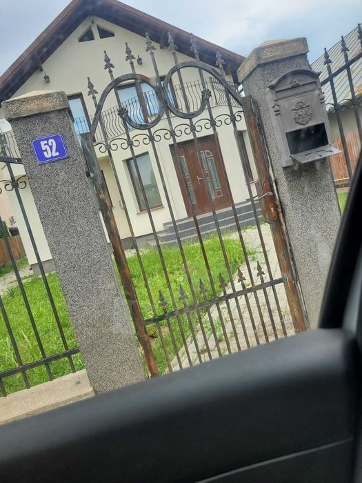 Casă de vânzare in  satul Buda com Aricestii  Rahtivani la 4 km de Ploiești casa este construită din cărămidă dublă 375 x 250 x 238 mm geamuri tripan