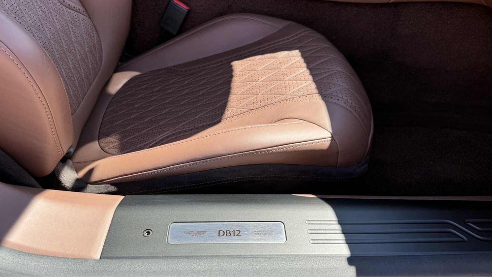 Aston Martin DB12 2024