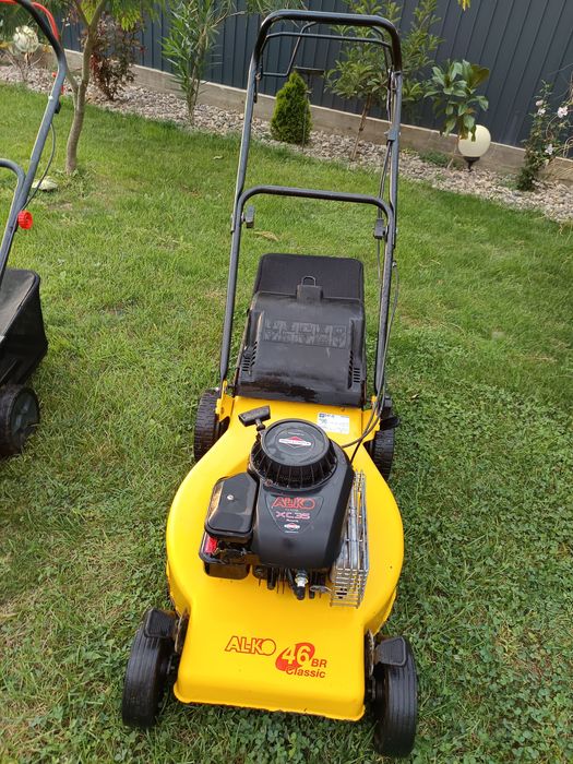 Mașină tuns iarba cu autotracțiune