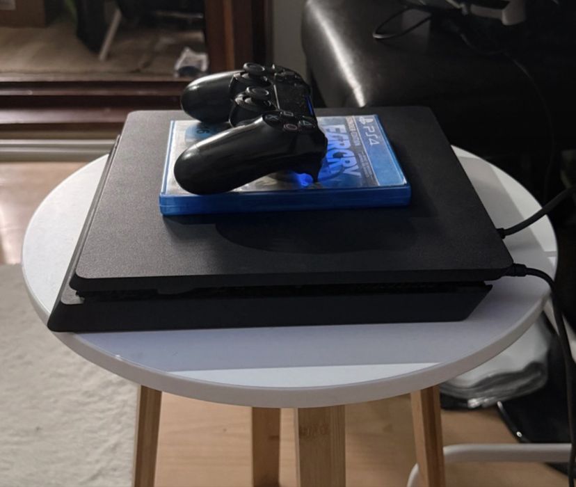 PlayStation PS 4 Slim 500GB • 1 Controller • Citește Discuri • Revizie Recentă