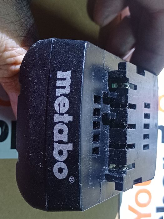 Baterie Metabo 12v  2A stare buna. Carcasa este crapata intr-un colt.