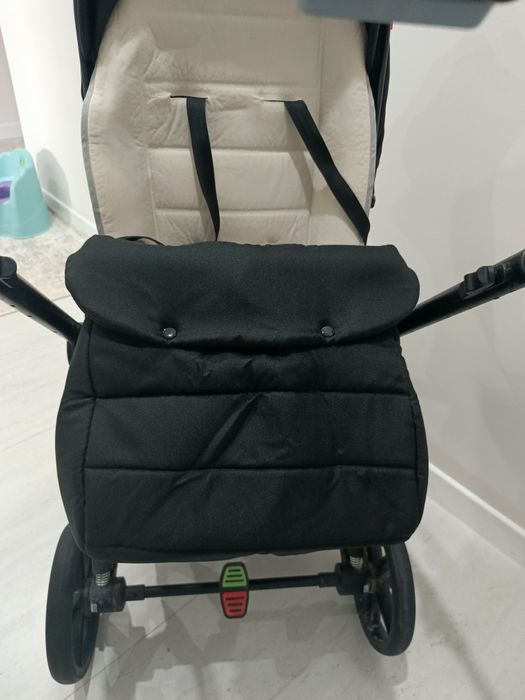 Продам детскую коляску +подарок детский столик