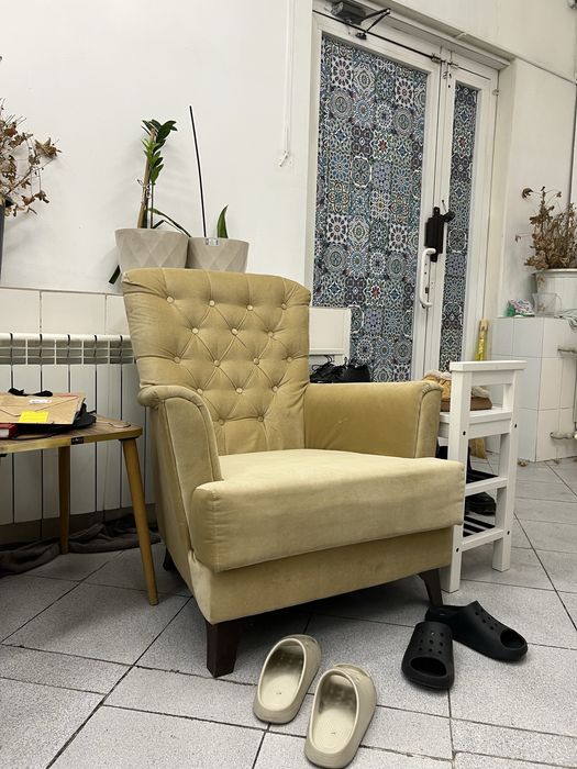 кресла белые и желтые тяжелые