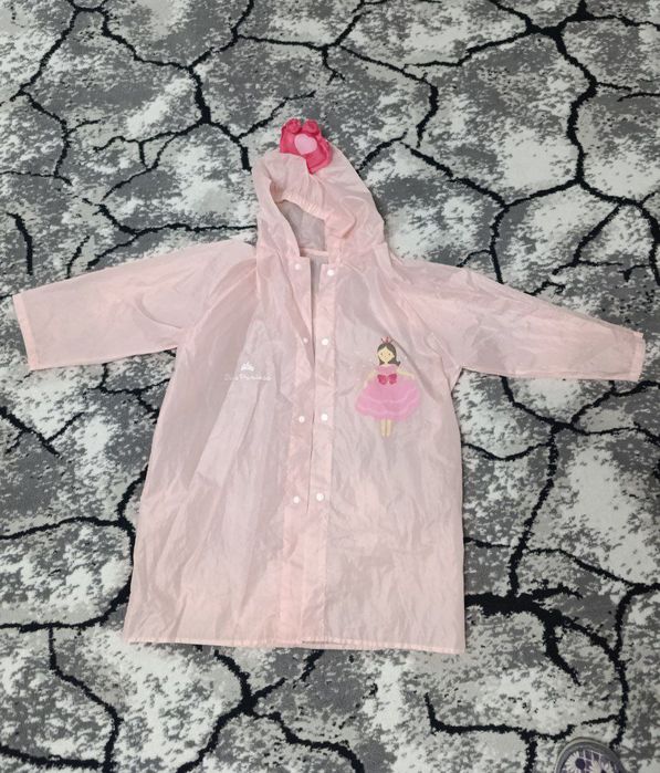 Дождевик для принцессы от 5-7 лет ,как новый .