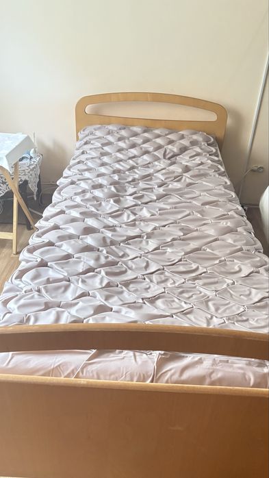 Pat medical cu reglaj mecanic