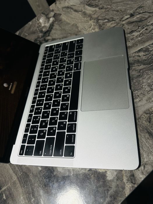 MacBook holati ideal turibdi