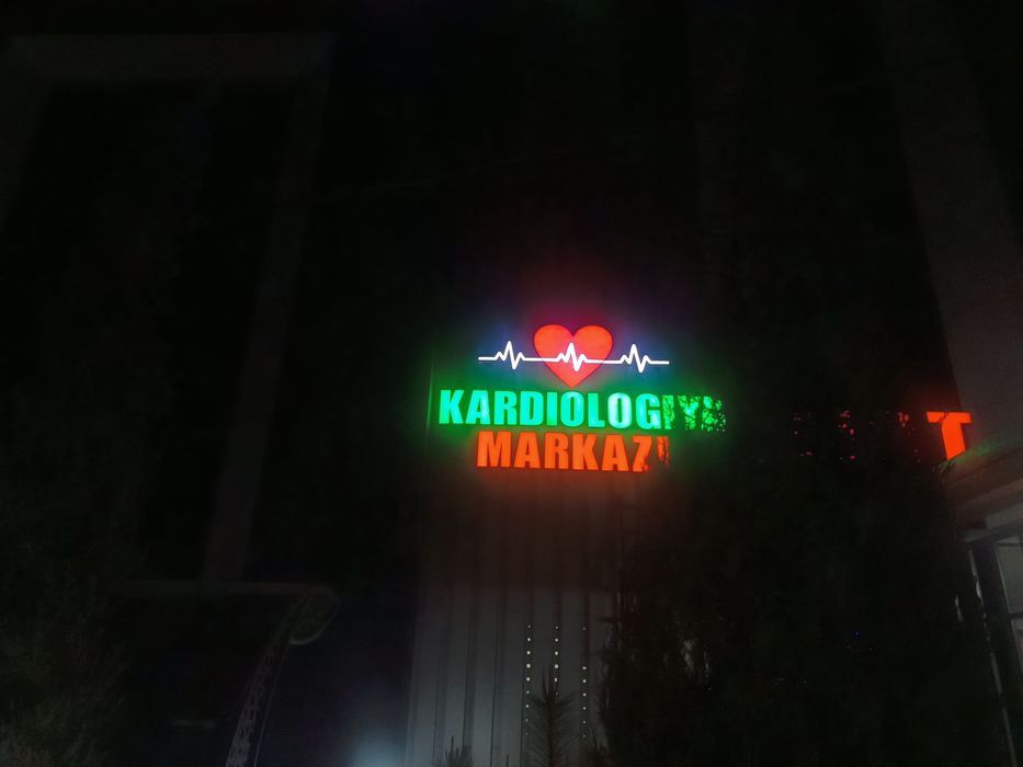 Boʻrtma harflar va bannerlar