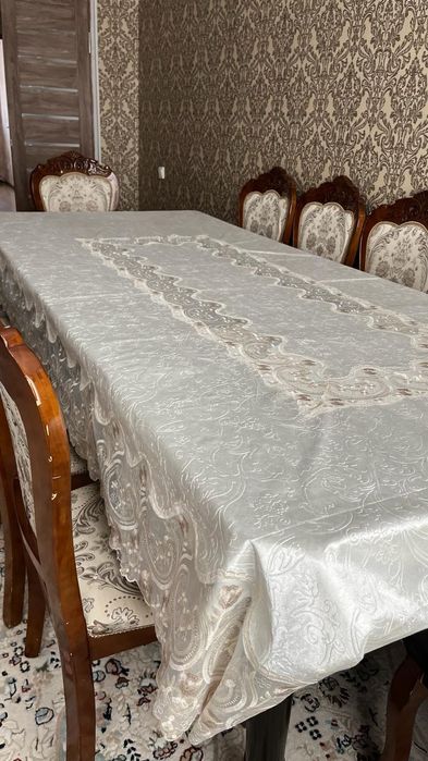 Стол и стулья для гостиной