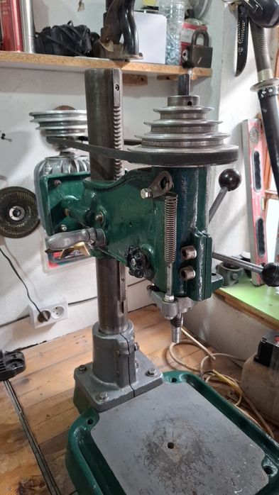 Сверлильный станок сотилади.Состояние отличное.Работает на 220вольт.