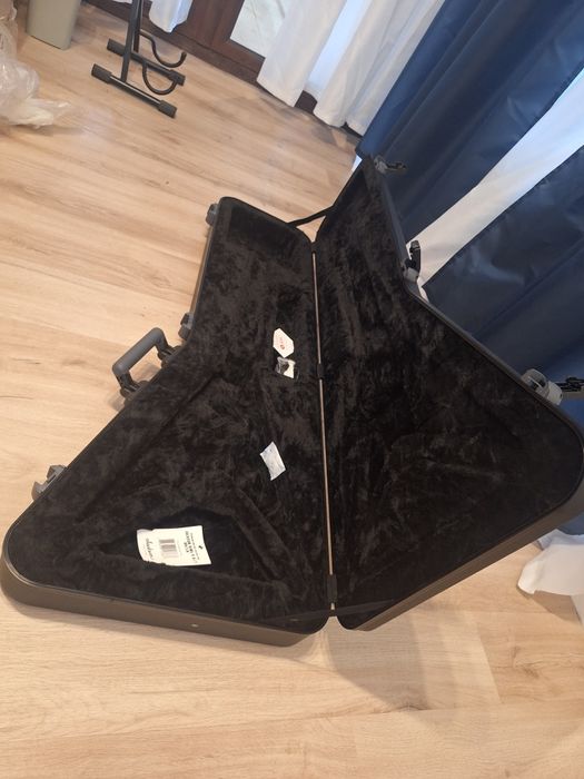 Куфар на Jackson за King V китари!